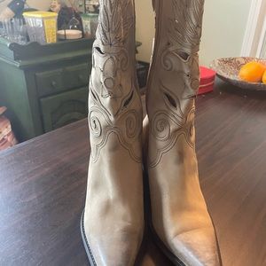 Beautiful pair of tan cowboy boots.